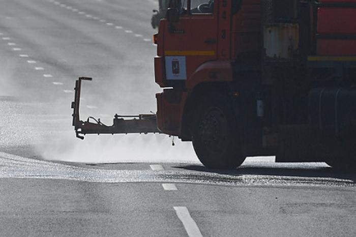 Российские чиновники объяснили полив дорог в дождь