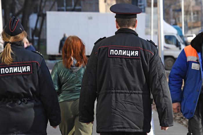 Сотрудница МВД без маски и перчаток выписала штраф мужчине без маски и перчаток
