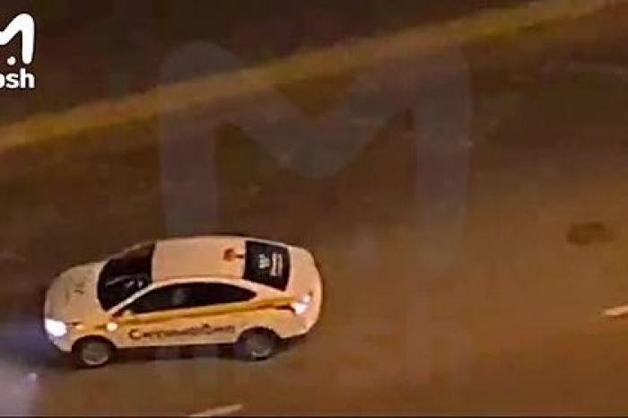 Таксист устроил ночной дрифт под окнами москвичей и попал на видео