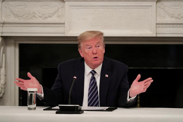 Трамп направит восемь тысяч аппаратов ИВЛ другим странам