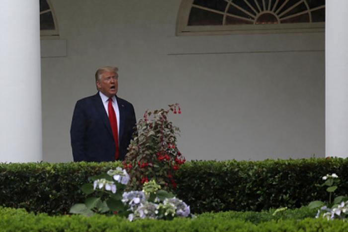 Трамп отправился играть в гольф во время пандемии