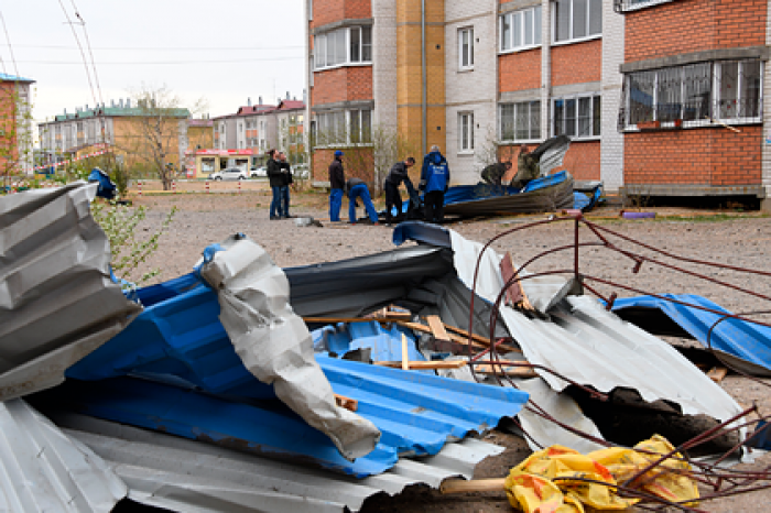 Центральной России и Сибири предсказали ураганы и смерчи летом