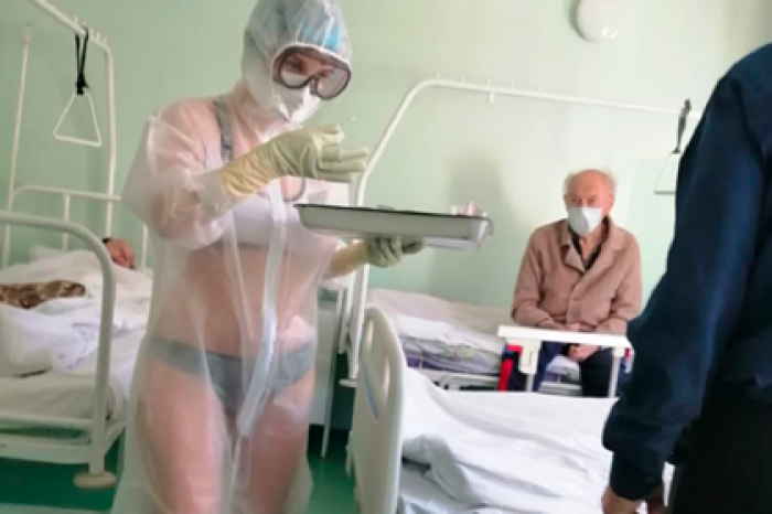 Тульскую медсестру наказали за прозрачный защитный костюм с бикини