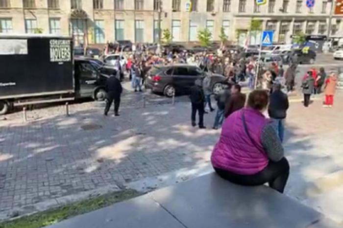 Украинцы вышли на акцию протеста «Карантин убивает»