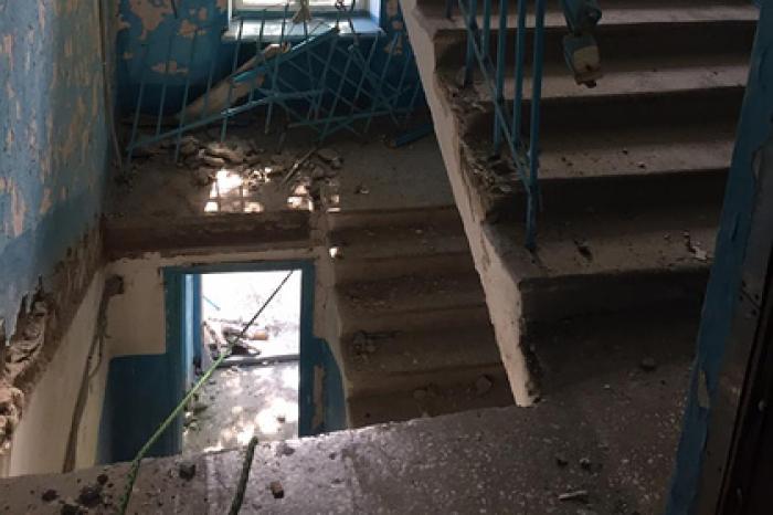 В аварийном российском доме обрушилась лестница