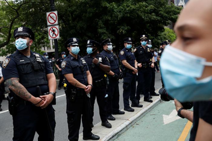 В бунтующем из-за смерти чернокожего городе США ввели комендантский час