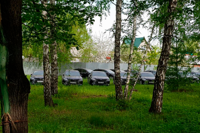 Власти объяснили хранение в лесу десятков новых Toyota Camry