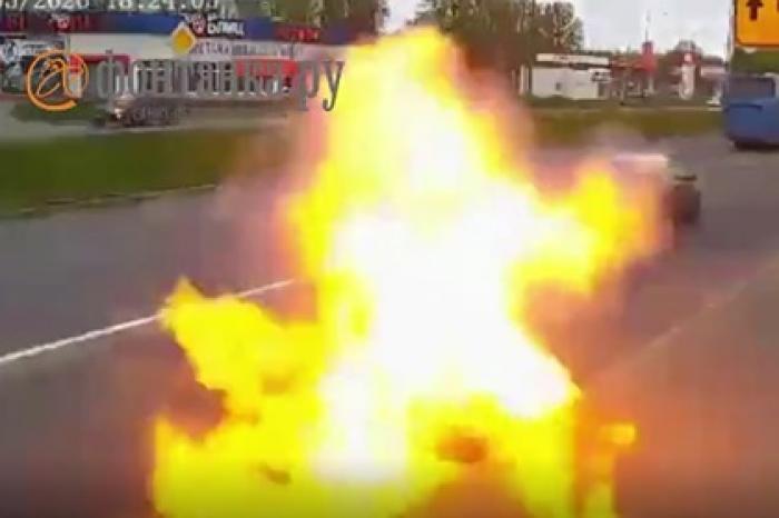 В Петербурге из-под асфальта вырвались языки пламени