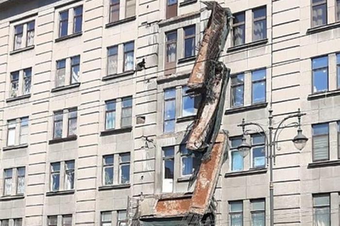 В Петербурге обрушились и повисли на доме четыре балкона
