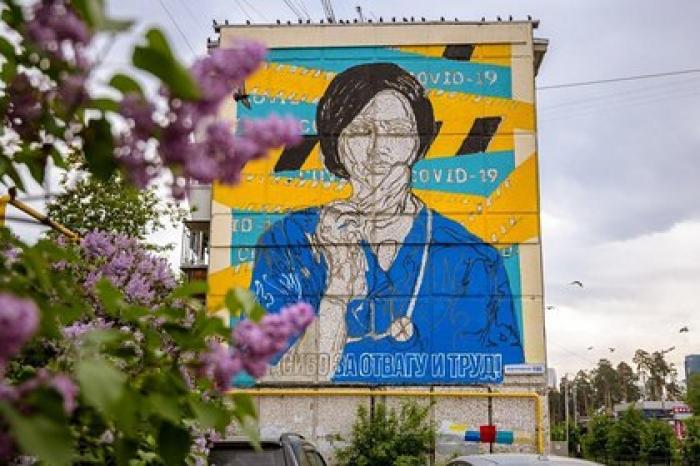 В российском городе появилось огромное граффити в поддержку медиков