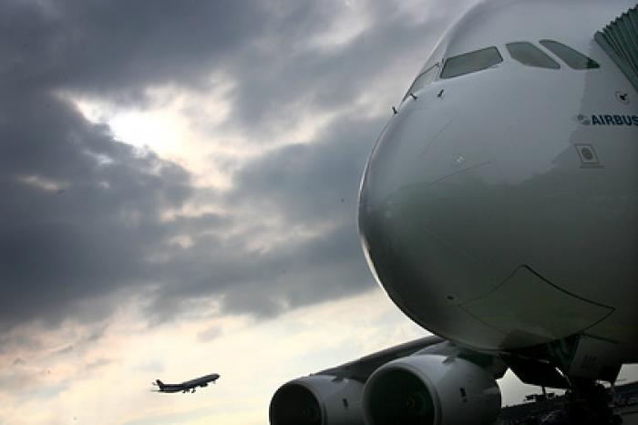 Всех пассажиров самолета изолировали из-за одного зараженного