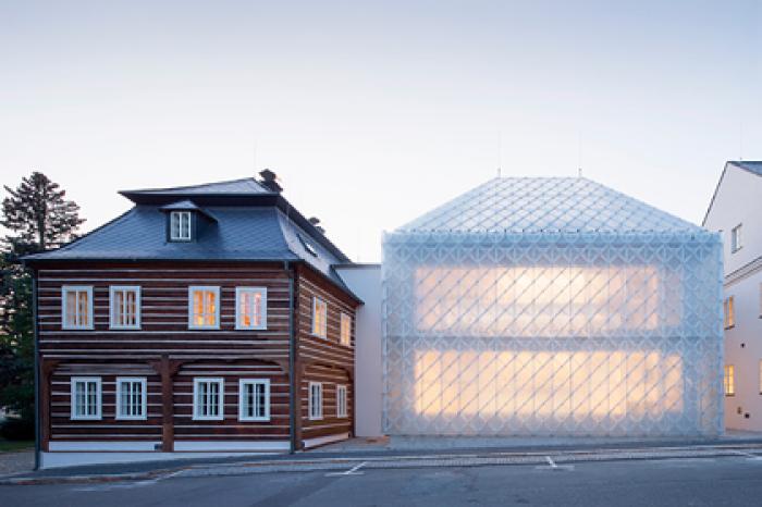 В туристическом центре Европы построили дом из стекла