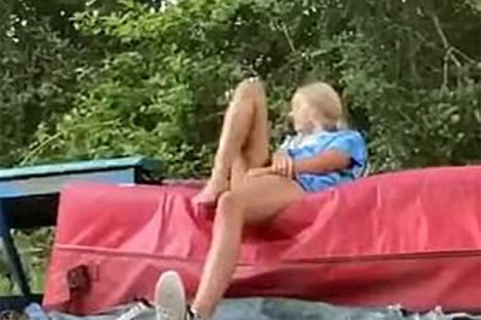 Ядовитая змея незаметно подкралась к девушке на тренировке и напала на нее