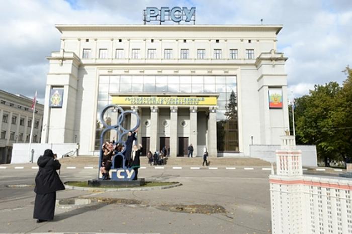 Запертые в общежитии российские студенты посетовали на отчисления и платную еду