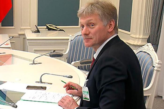 Заразившийся коронавирусом Песков вспомнил о «противовирусном» бейдже