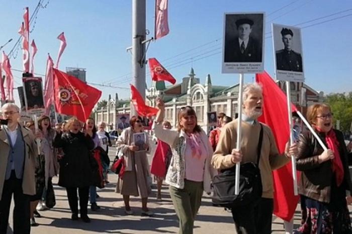 Жители российского города устроили «Бессмертный полк» во время самоизоляции