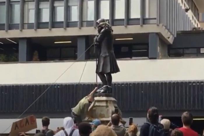 Британские протестующие утопили в реке памятник работорговцу и попали на видео