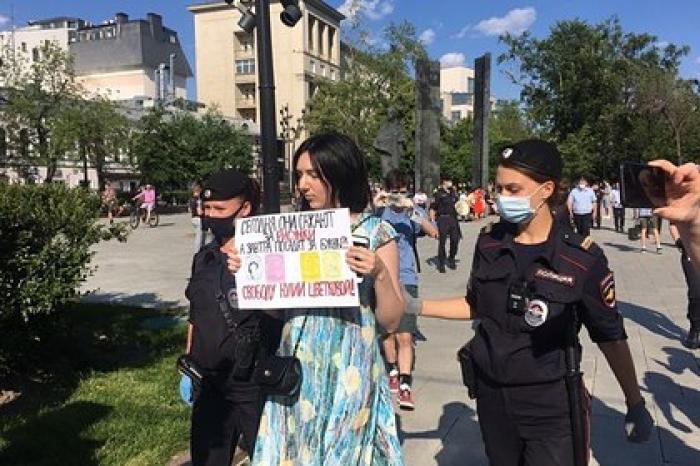 Число задержанных сторонников обвиненной за рисунки с вагинами художницы выросло