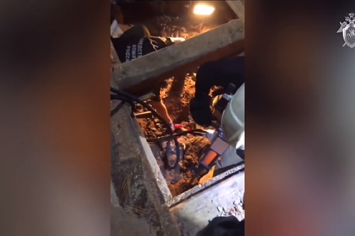 Доставшие тело замурованного в бетон ребенка спасатели попали на видео