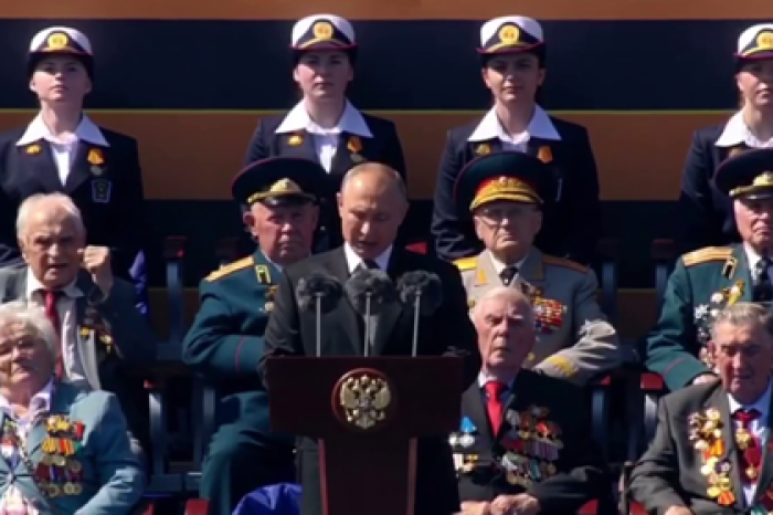 Эмоциональная реакция ветерана на речь Путина на параде Победы попала на видео