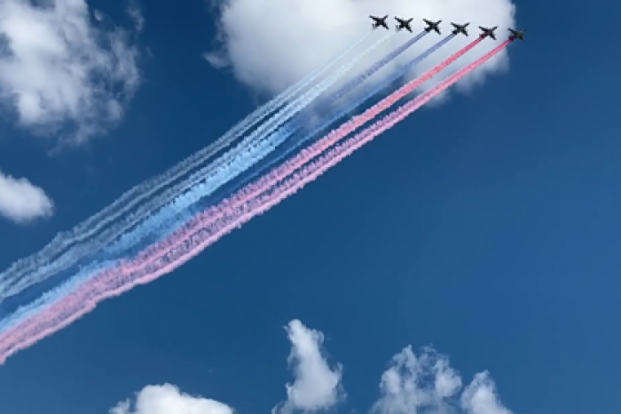 Флаг России в небе над центром Москвы попал на видео