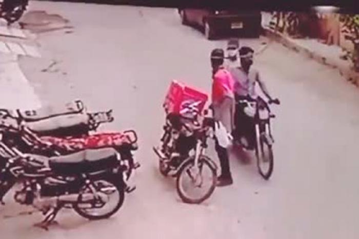 Грабители передумали грабить расплакавшегося курьера и попали на видео