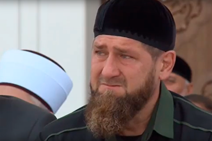 Кадыров заплакал в мечети