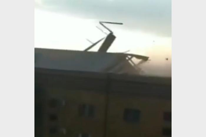 Летающие крыши во время мощного урагана в Чечне попали на видео
