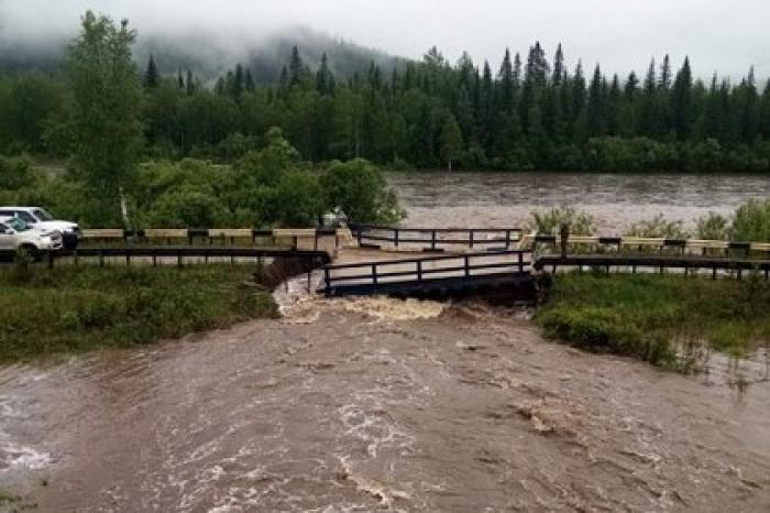 Мост в российском регионе обрушился после проливных дождей