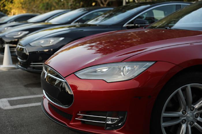 Мужчина случайно купил сразу 28 автомобилей Tesla и запаниковал