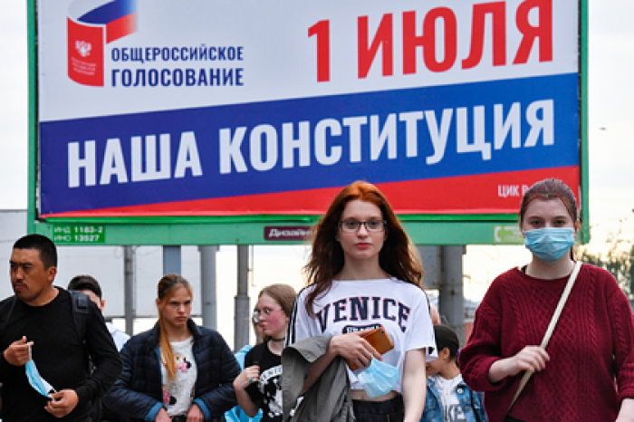 Песков отреагировал на появление в магазинах Конституции с внесенными поправками