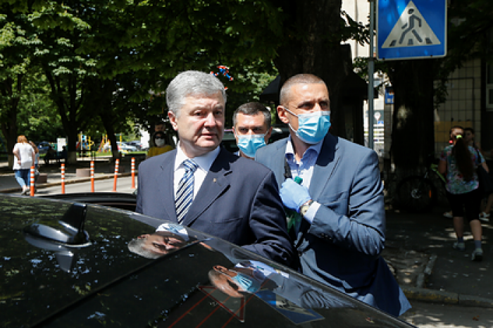 Порошенко пришлось перенести похороны отца из-за суда