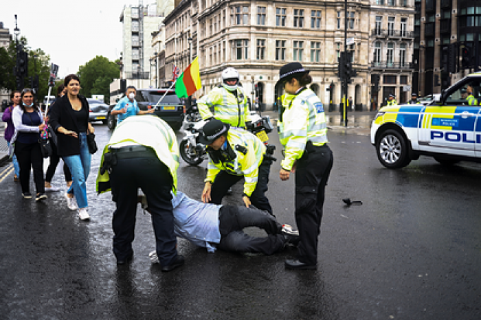 Протестующий выпрыгнул перед машиной Бориса Джонсона и спровоцировал ДТП