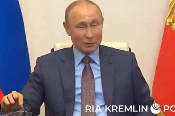 Путин одобрительно постучал по столу во время совещания с Мишустиным
