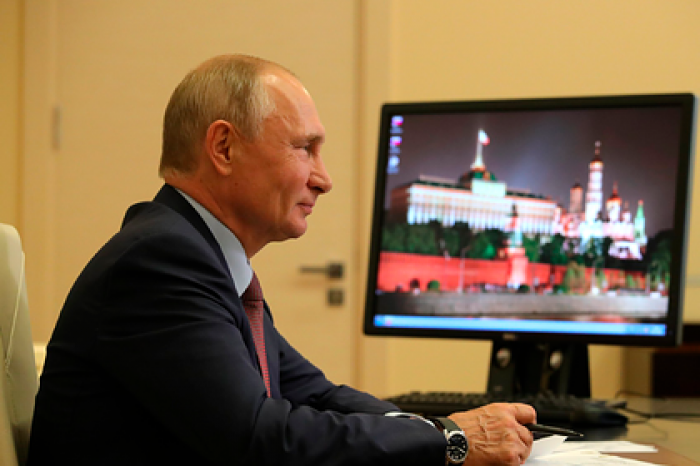 Путин поздравил кораблестроителей и отметил их вклад в обороноспособность страны