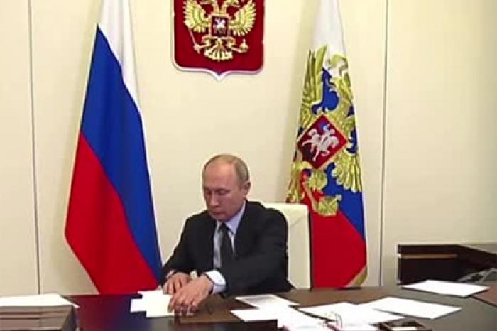 Путин разобрал бумаги во время совещания