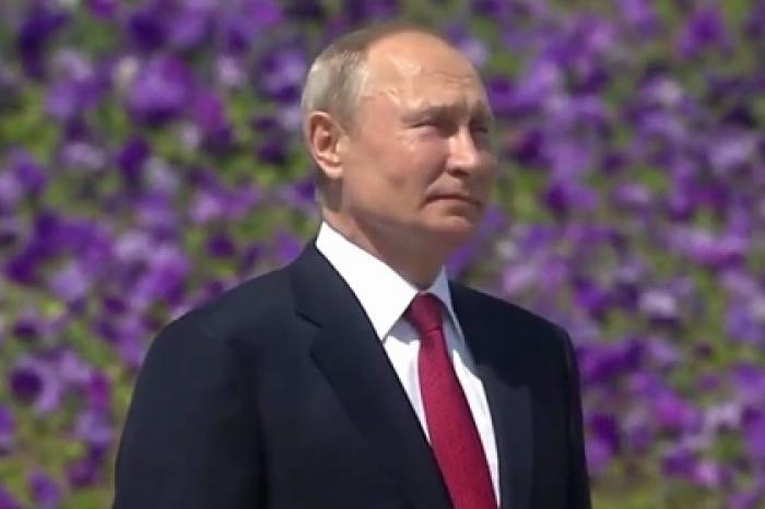 Путин впервые принял участие в поднятии флага России на Поклонной горе