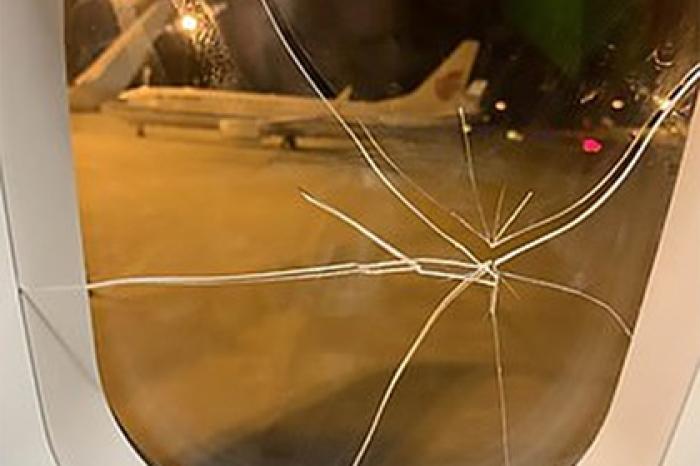 Пьяная пассажирка разбила окно самолета из-за разбитого сердца