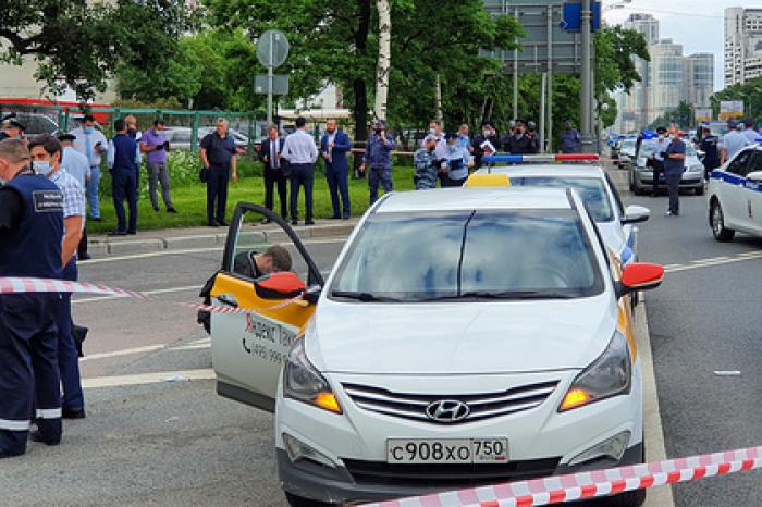 Расстрелявший полицейских на Ленинском проспекте мужчина скончался