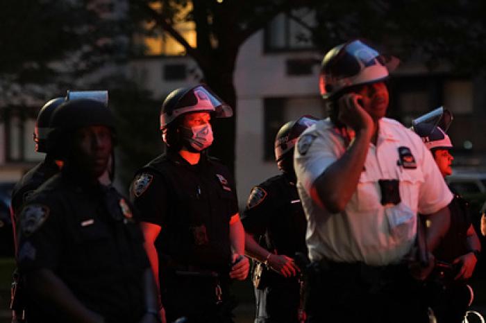 Религиозный фанатик напал на троих полицейских во время протестов в США