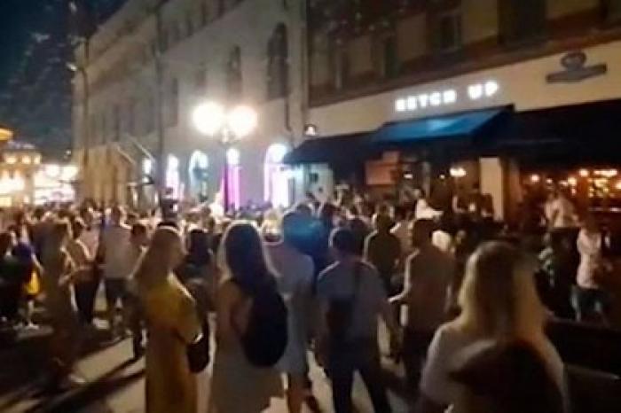 Россияне устроили массовую вечеринку в центре Москвы и попали на видео