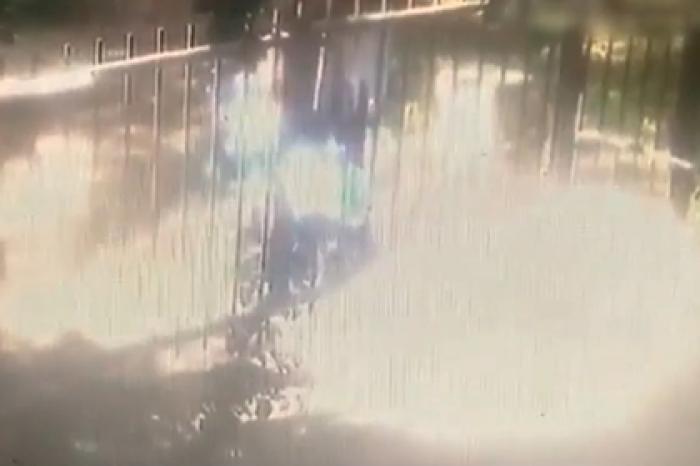 Россиянин избил младенца в детской коляске и попал на видео