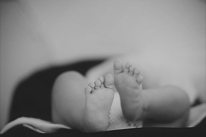 Россиянка родила ребенка и оставила его в пакете под кустом
