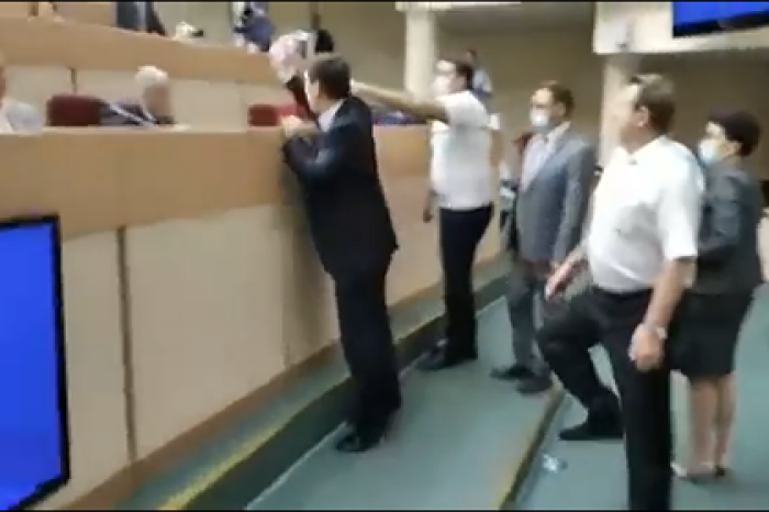 Российские депутаты устроили драку на заседании и попали на видео