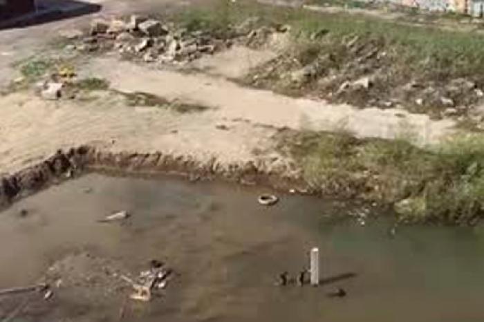 Российских детей в затопленном грязной водой котловане сняли на видео