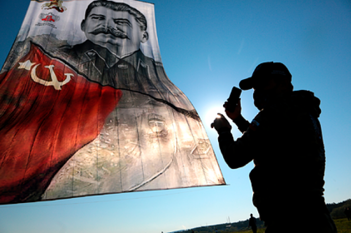 Российский пенсионер попытался повесить портрет Сталина в подъезде и умер