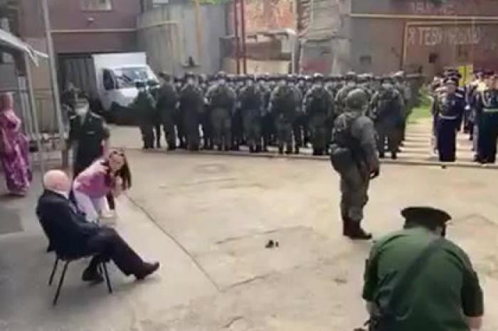 Российскому ветерану устроили личный парад Победы и сняли на видео