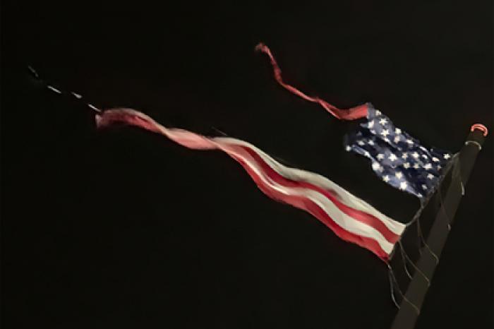 Самый большой в мире национальный флаг США разорвало ударом молнии