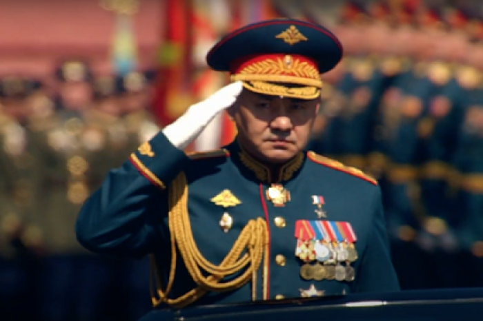 Шойгу перекрестился перед парадом Победы