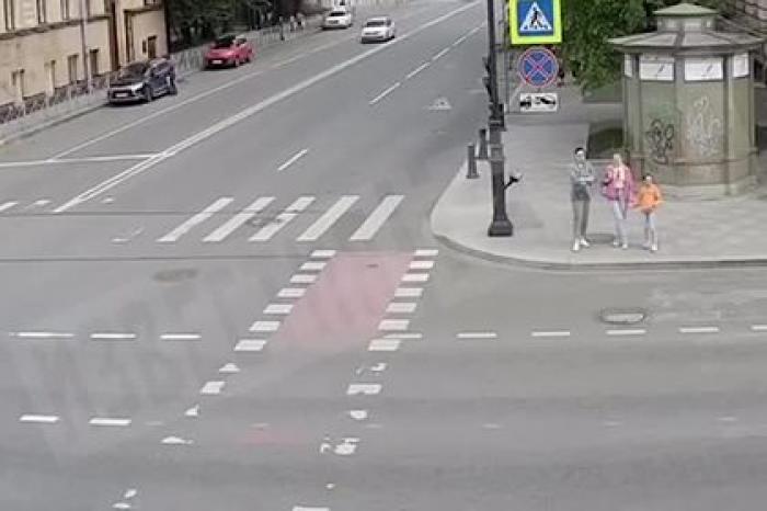 Смертельная авария с участием такси и Ferrari попала на видео